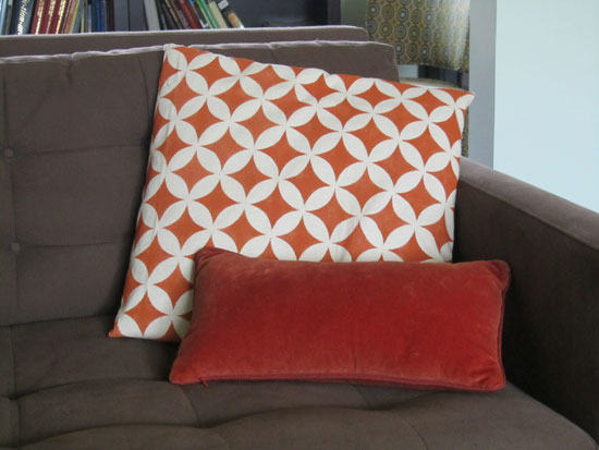 Stenciled pillow DIY project
