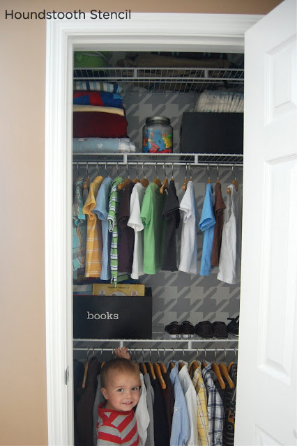 Adorable Houndstooth Stenciled closet in gray and white! http://www.cuttingedgestencils.com/wall_stencil_houndstooth.html