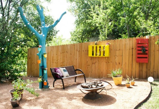 A colorful and fun backyard found on Apartment Therapy.