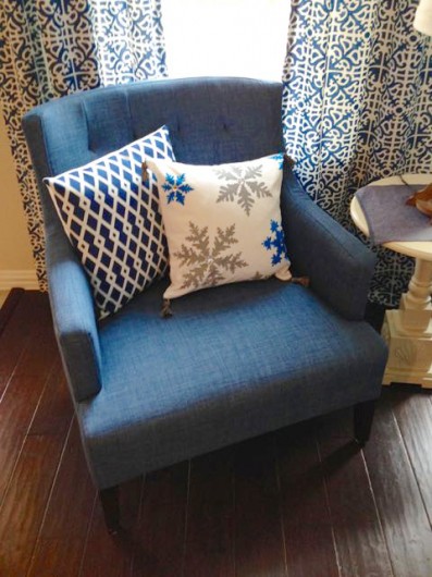 DIY painted accent pillows using the Snowflakes Paint-A-Pillow stencil kit. http://paintapillow.com/index.php/snowflakes-paint-a-pillow-kit.html
