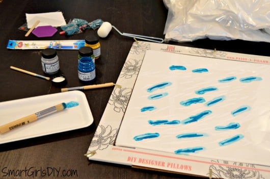 Stenciling a DIY accent pillow using the Fish School Paint-A-Pillow stencil kit. http://paintapillow.com/index.php/fish-school-paint-a-pillow-kit.html