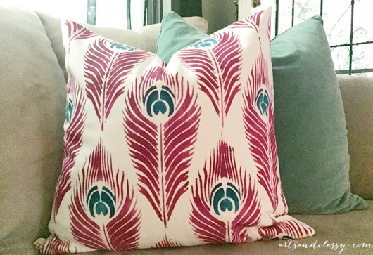 How to make a DIY accent pillow using the Peacock Feather Paint-A-Pillow kit. http://paintapillow.com/index.php/peacock-feathers-paint-a-pillow-kit.html