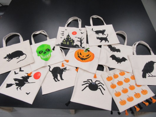 DIY stenciled Halloween tote bags using the Halloween Stencils from Cutting Edge Stencils.  http://www.cuttingedgestencils.com/accent-pillow-stencils.html