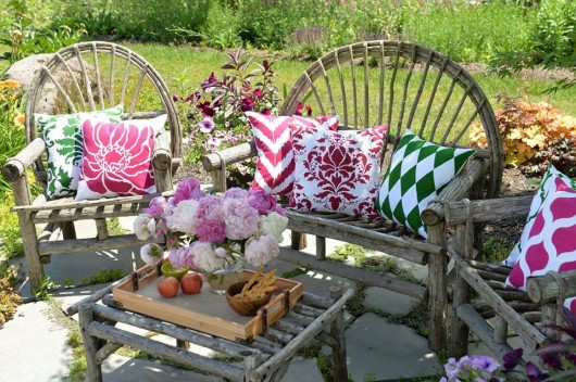 Learn how to DIY outdoor accent pillows using the Paint-A-Pillow kits from Cutting Edge Stencils. http://www.cuttingedgestencils.com/accent-pillow-stencil-kits.html