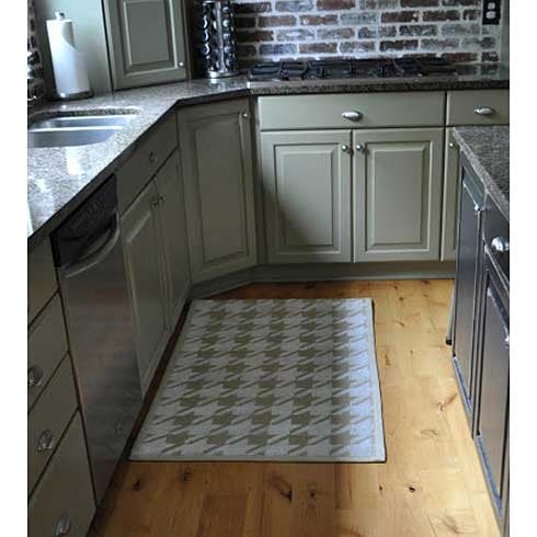 Hounstooth-stencil-kitchen-rug